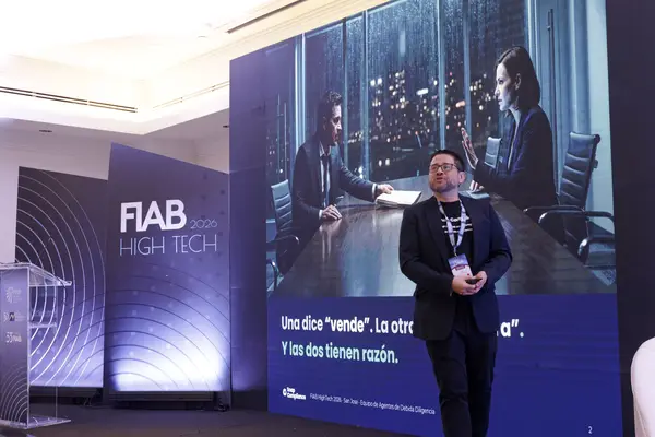 HighTech_MayelaL009.jpg